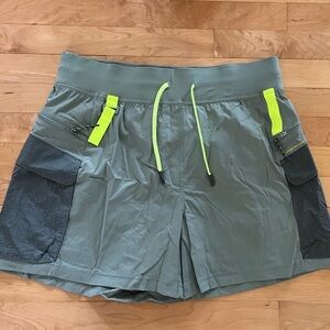 Lululemon multipocket cargo high rise hiking short 

Laurel green color